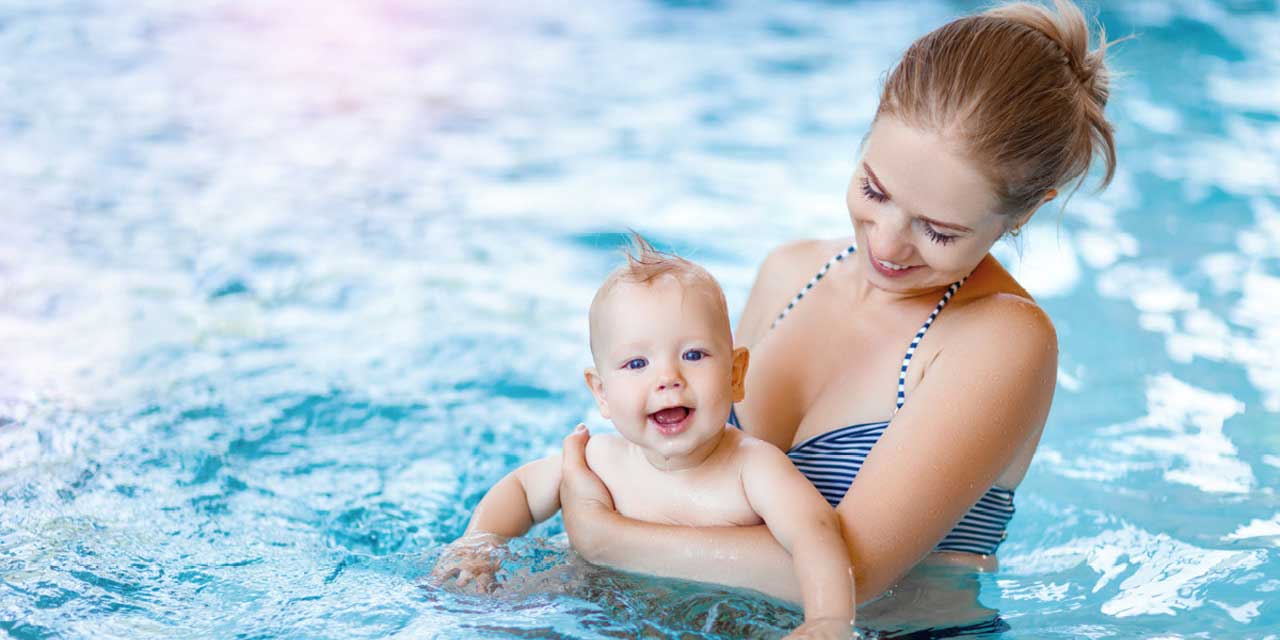 Une maman et son bébé dans la piscine