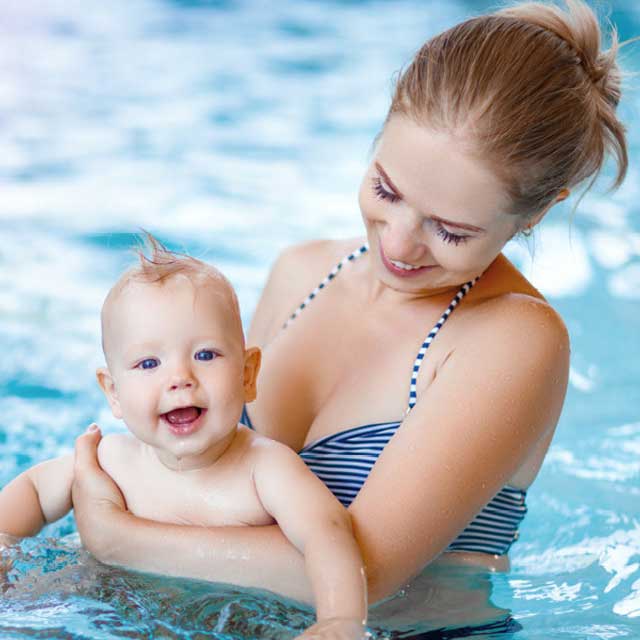 Une maman et son bébé dans la piscine