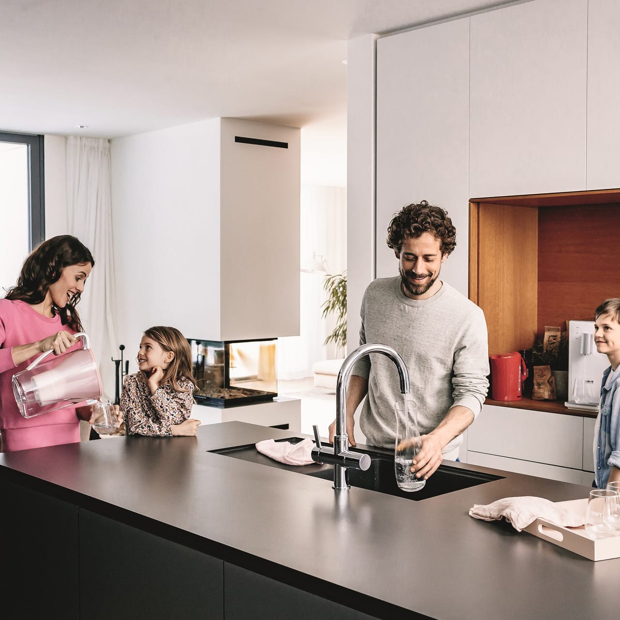 famille-eau-carafe-filtrante