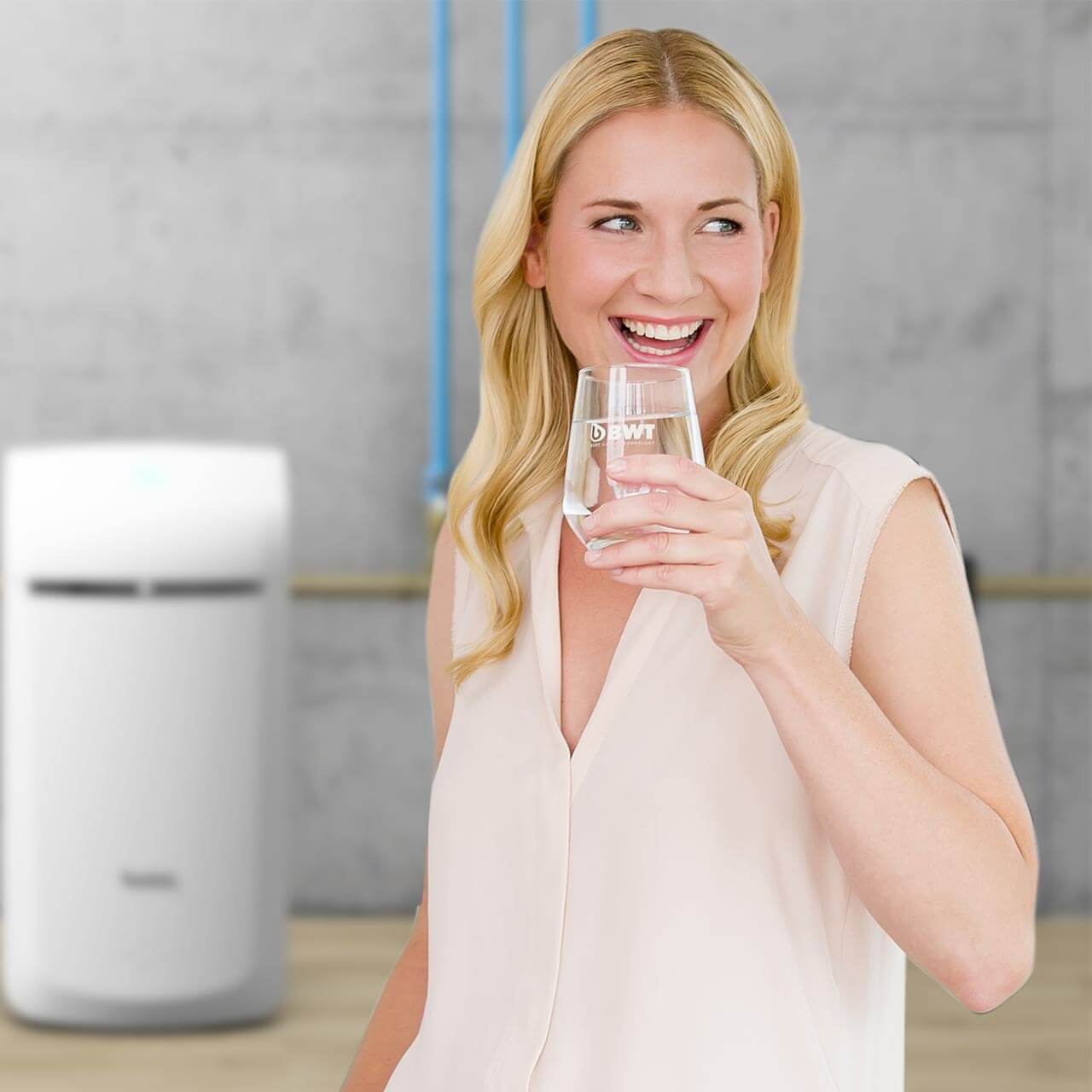 femme-boit-eau-adoucisseur-BWT