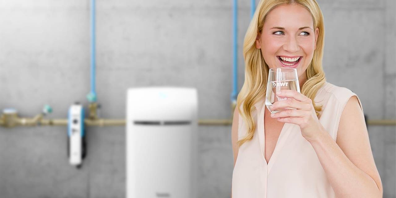 femme-boit-eau-adoucisseur-BWT