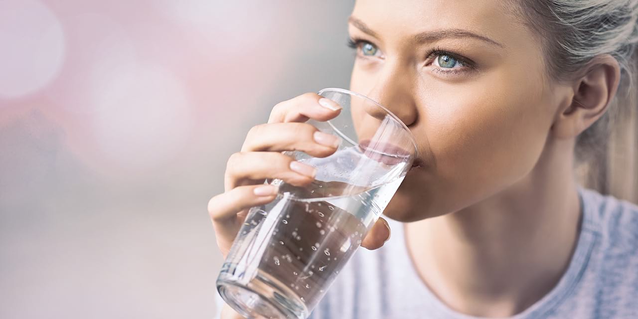 femme-boit-eau