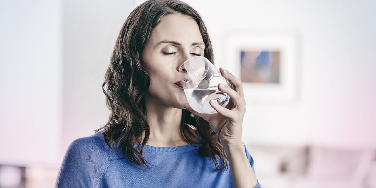 femme-boit-verre-eau