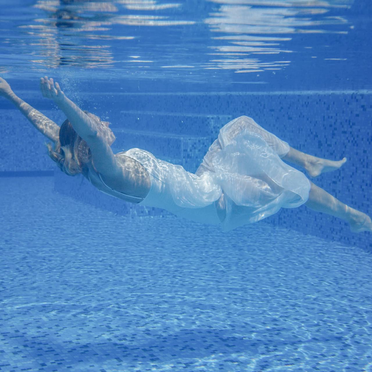 femme-danse-eau-piscine