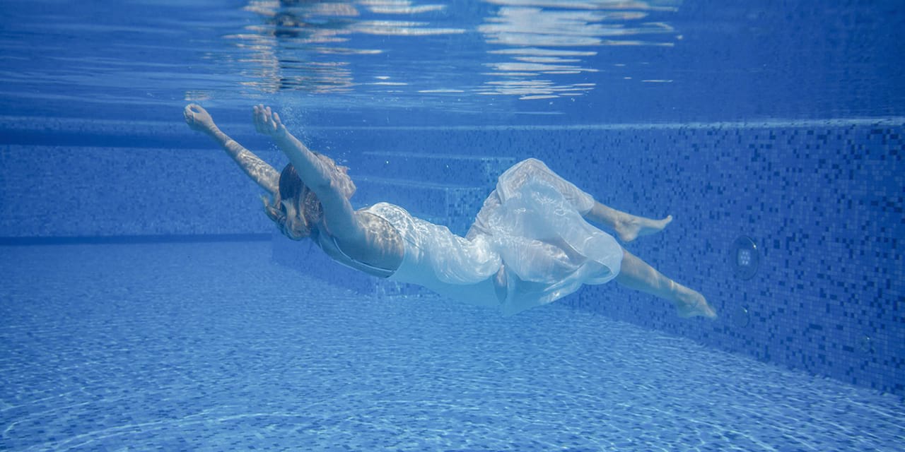 femme-danse-eau-piscine