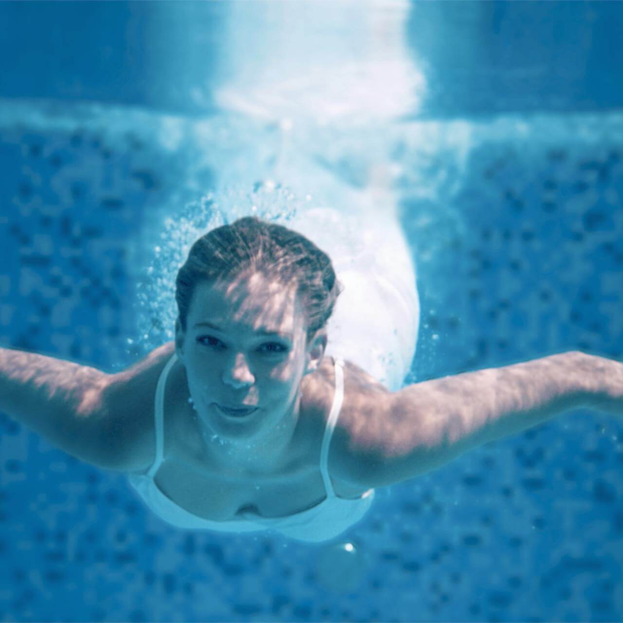femme-nage-eau-piscine