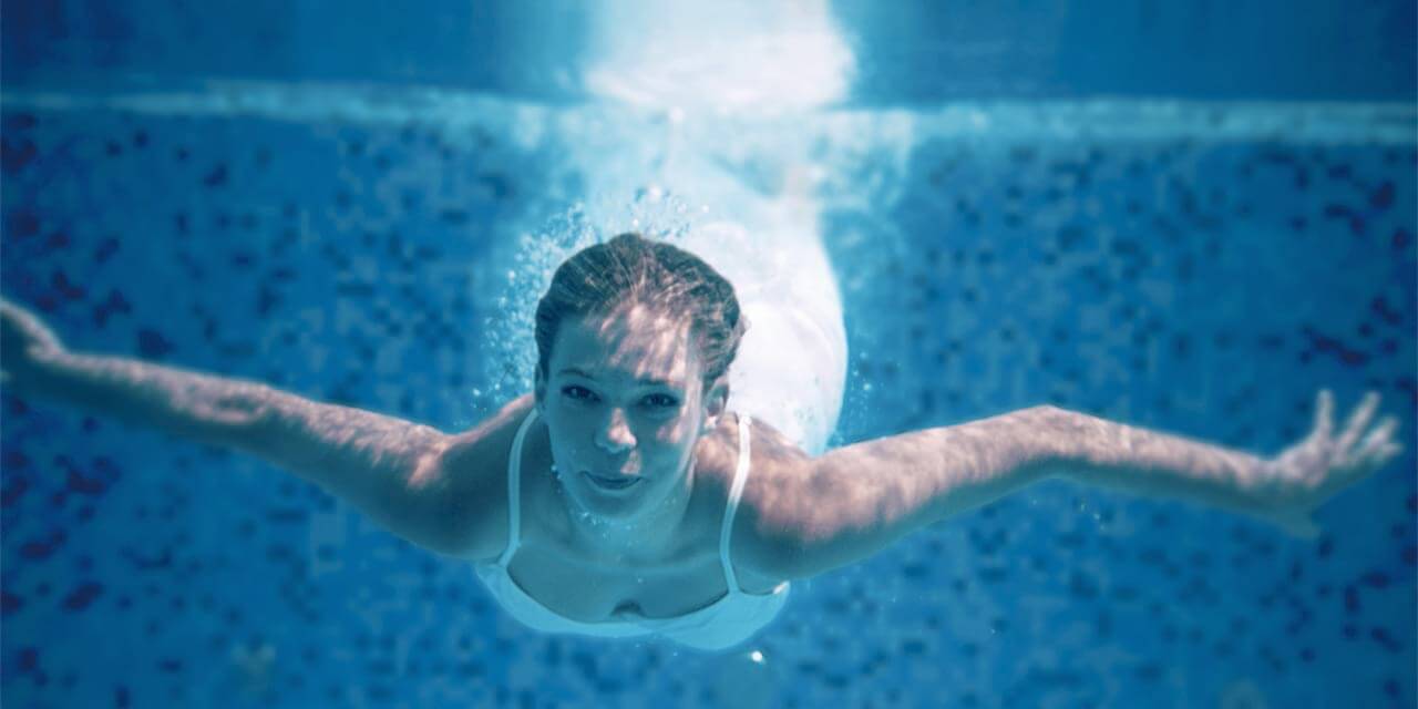femme-nage-eau-piscine