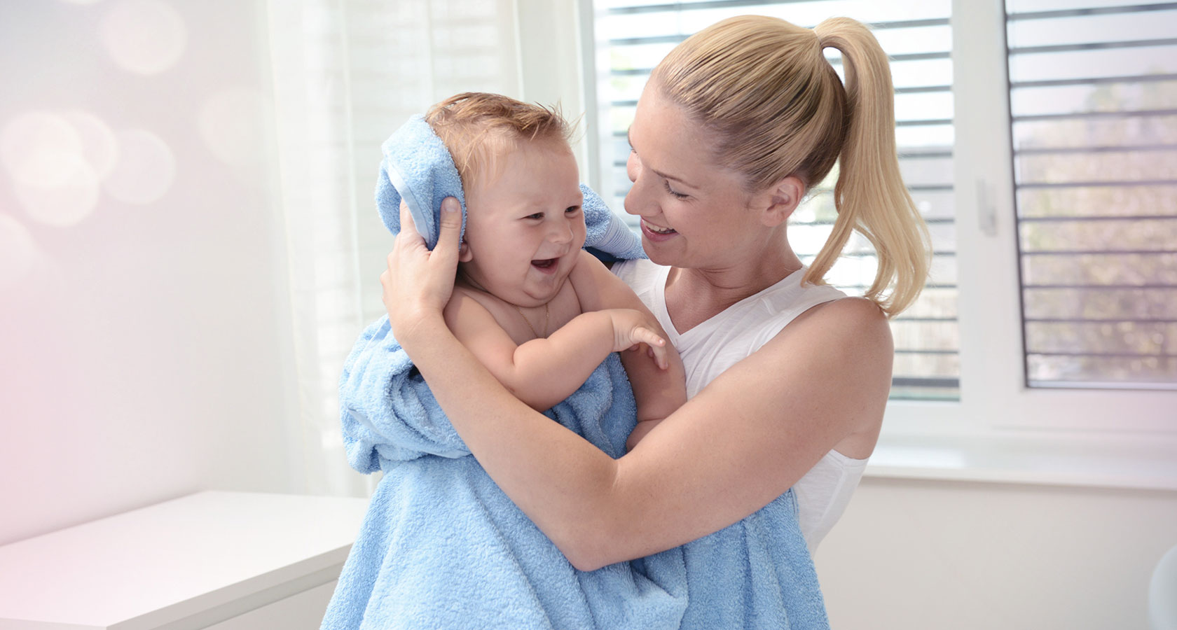 Une femme et son enfant salle de bain