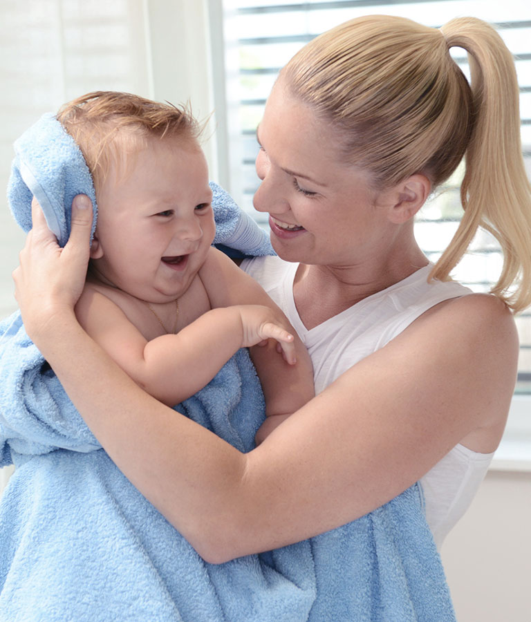femme et son bébé dans la salle de bain