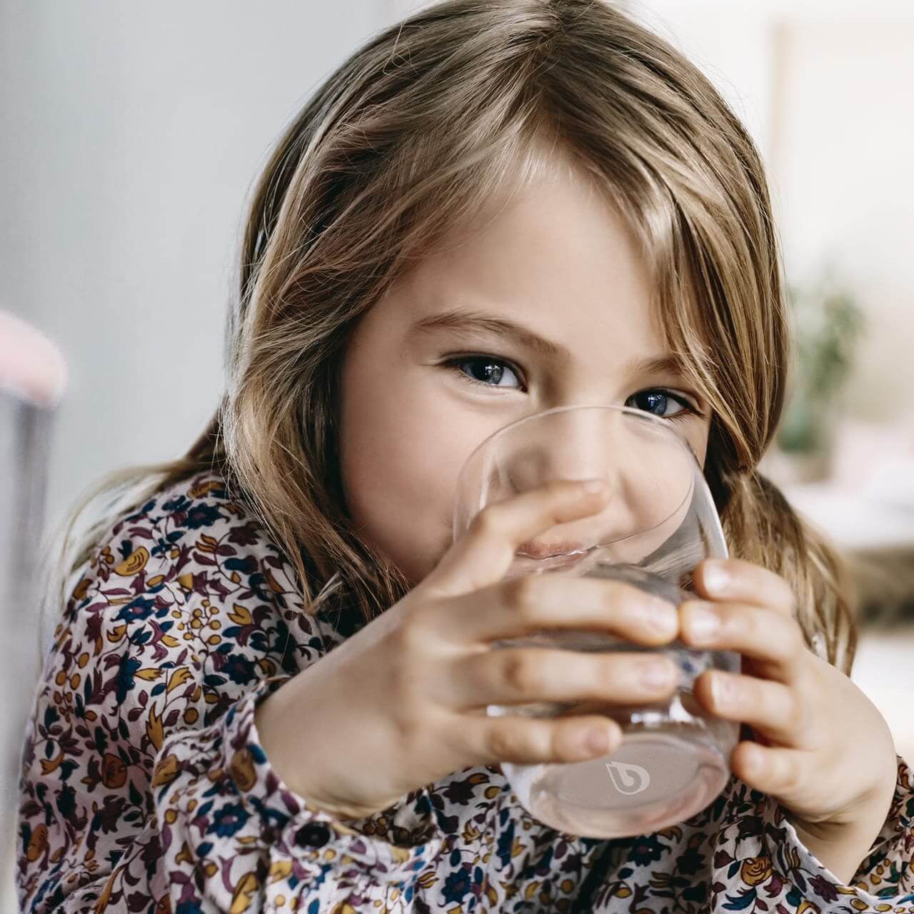 fille-boit-eau-robinet-carafe-filtrante