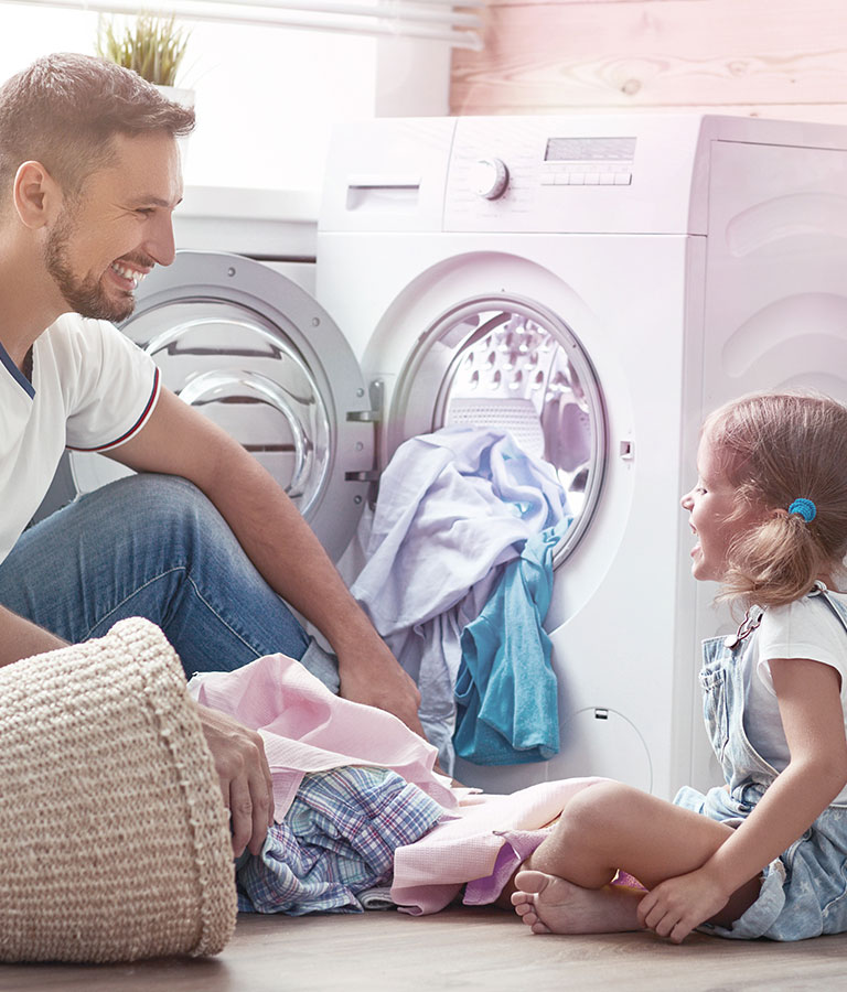 Pere et sa fille machine à laver