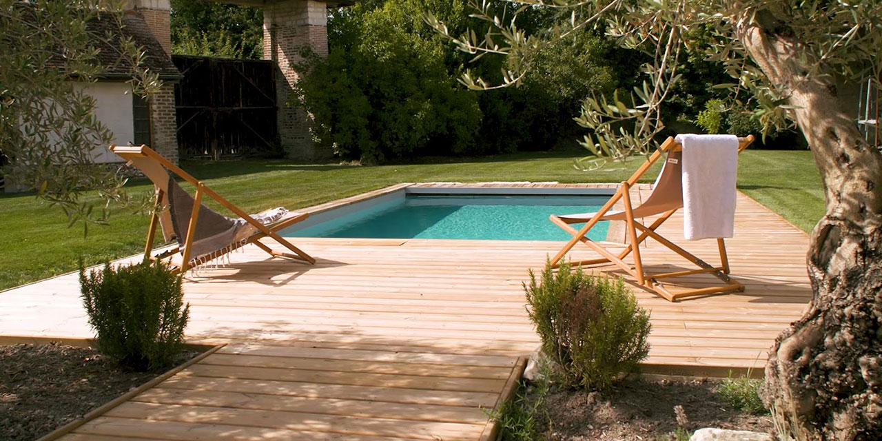 piscine extérieure avec terrasse en bois