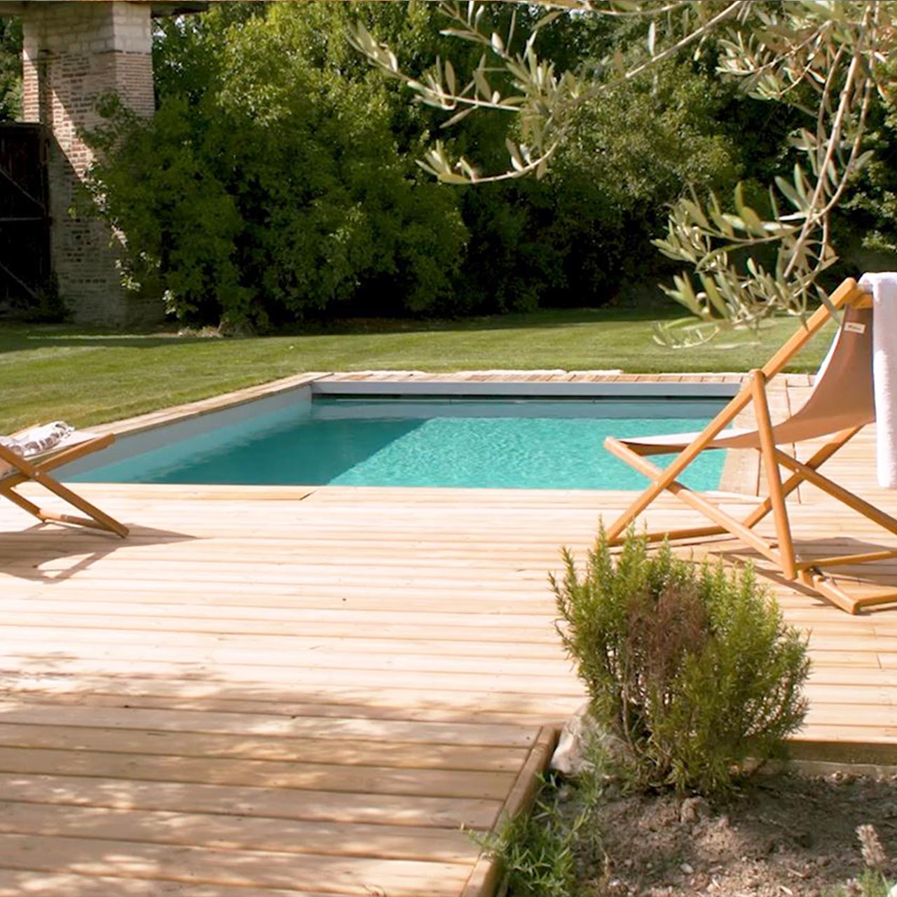 piscine avec terrasse en bois