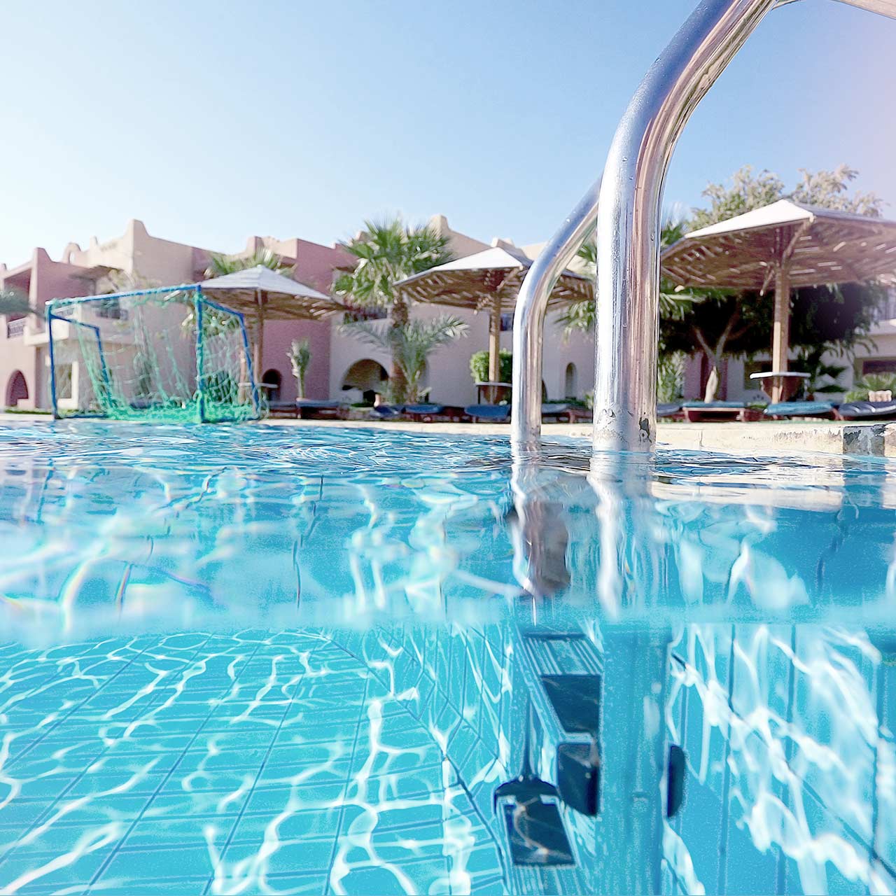 ambiance piscine échelle et transat