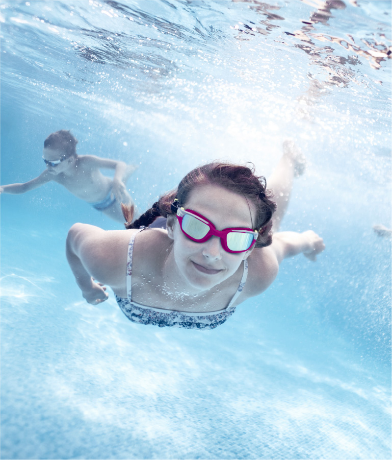 Enfants dans la piscine