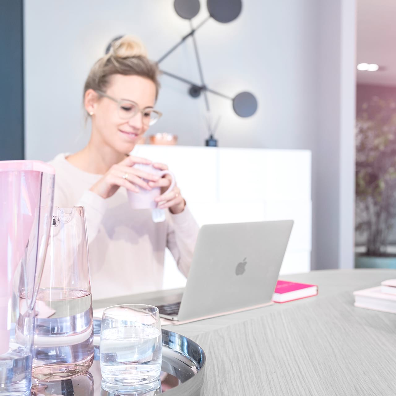 Frau am Schreibtisch