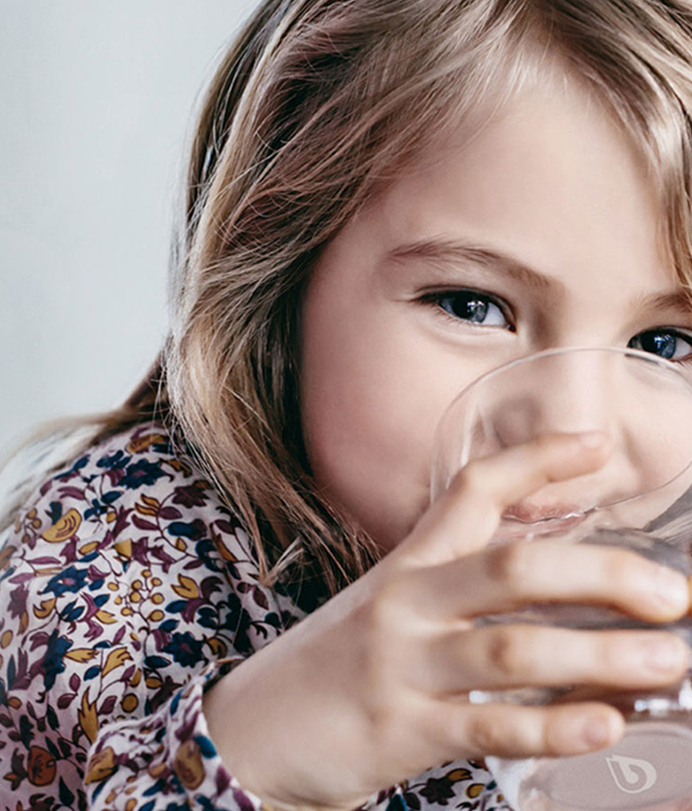 Mädchen genießt sauberes Wasser