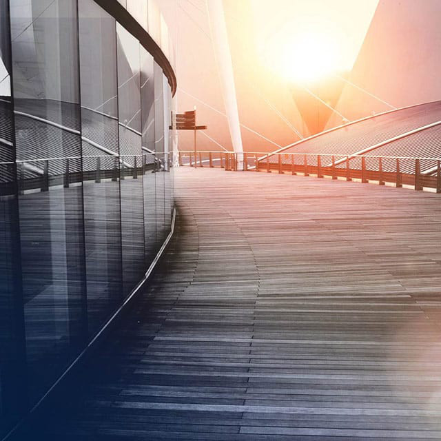 irodaépület napfényben