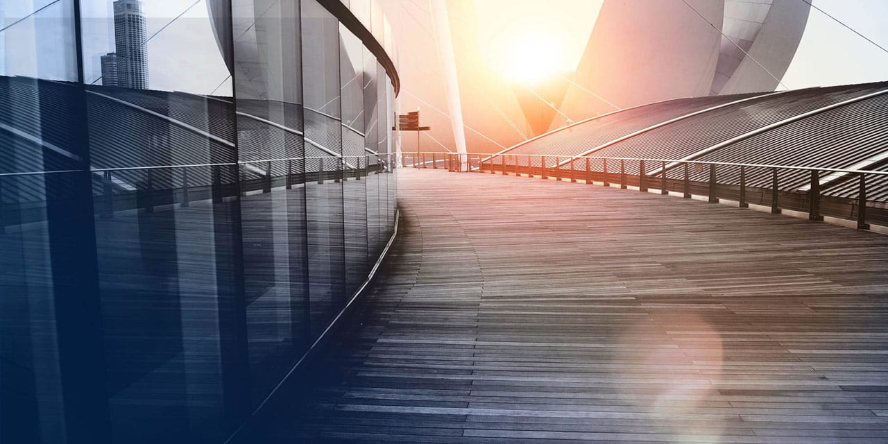 irodaépület napfényben