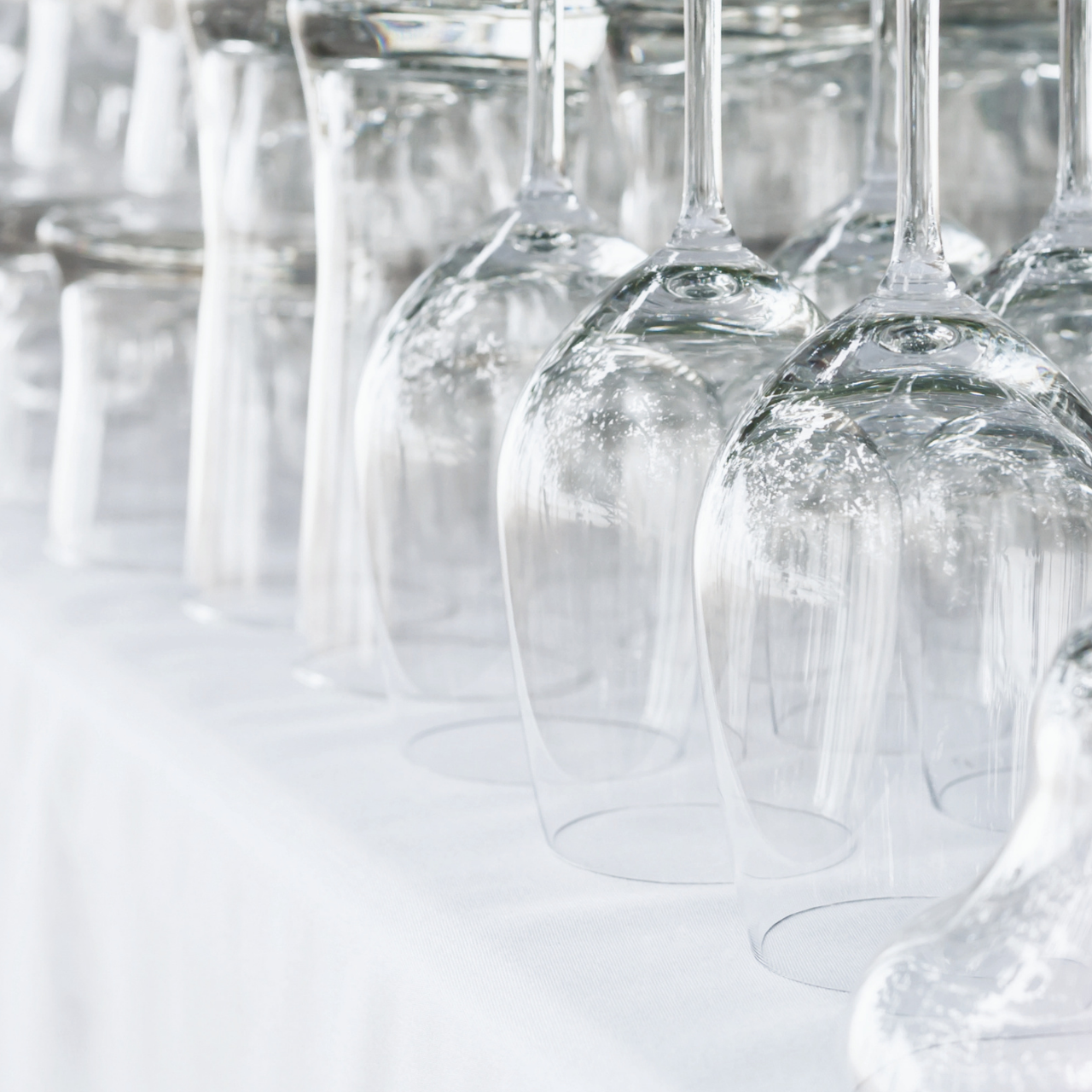 üveg poharak mosogatása lágy vízzel