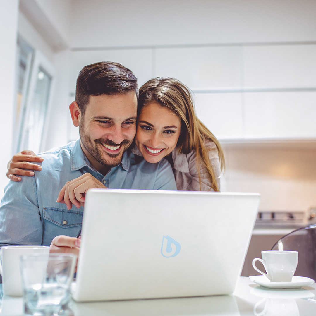 BWT hírlevél feliratkozás laptoppal pár