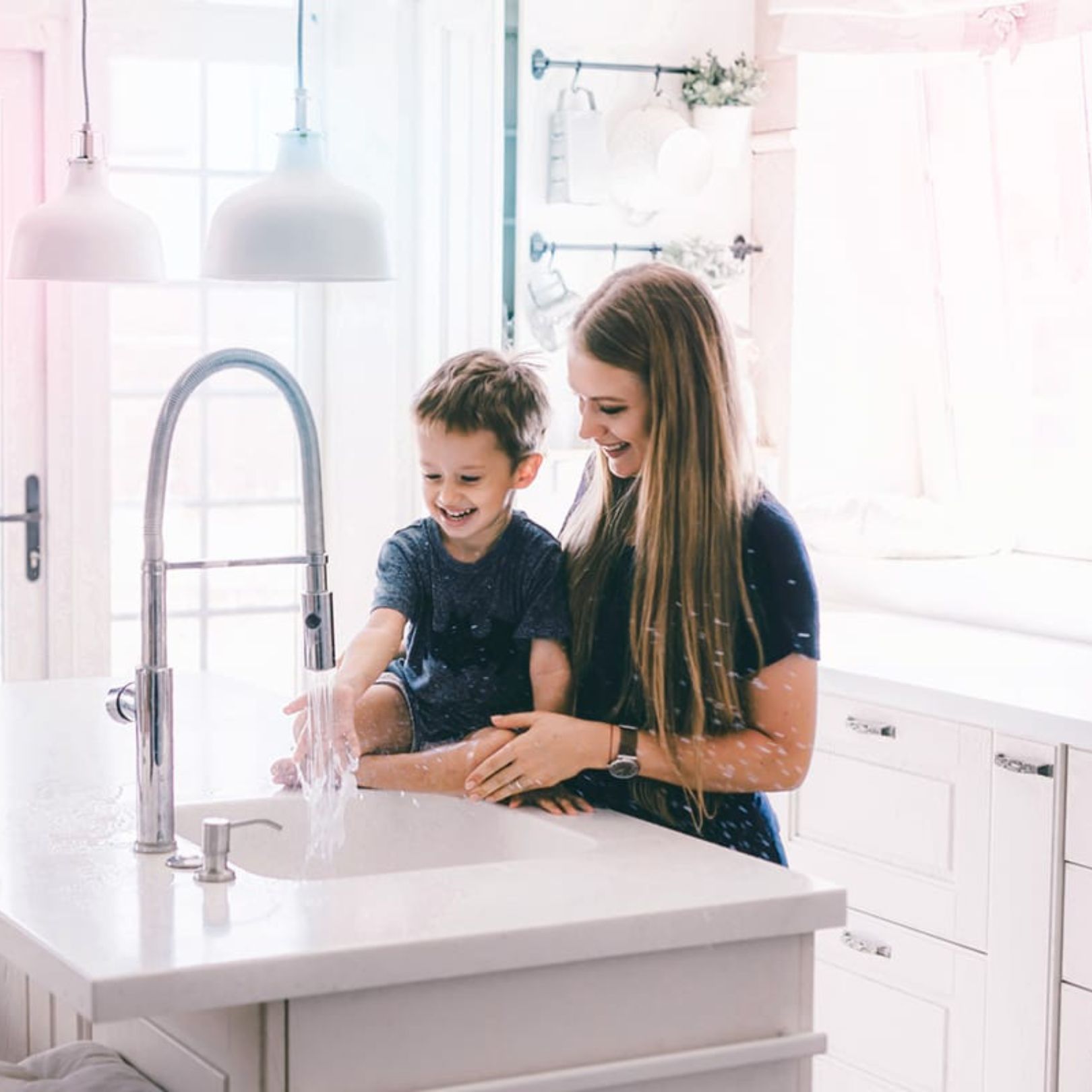 Család a konyhában vizet iszik