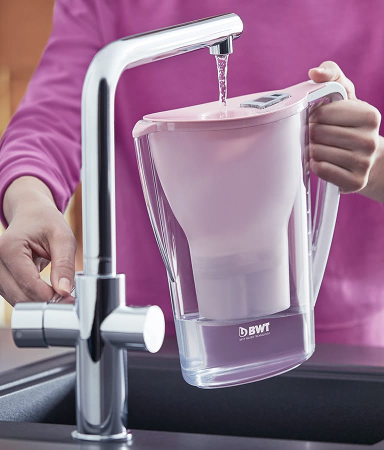 Tischwasserfilter eingiessen