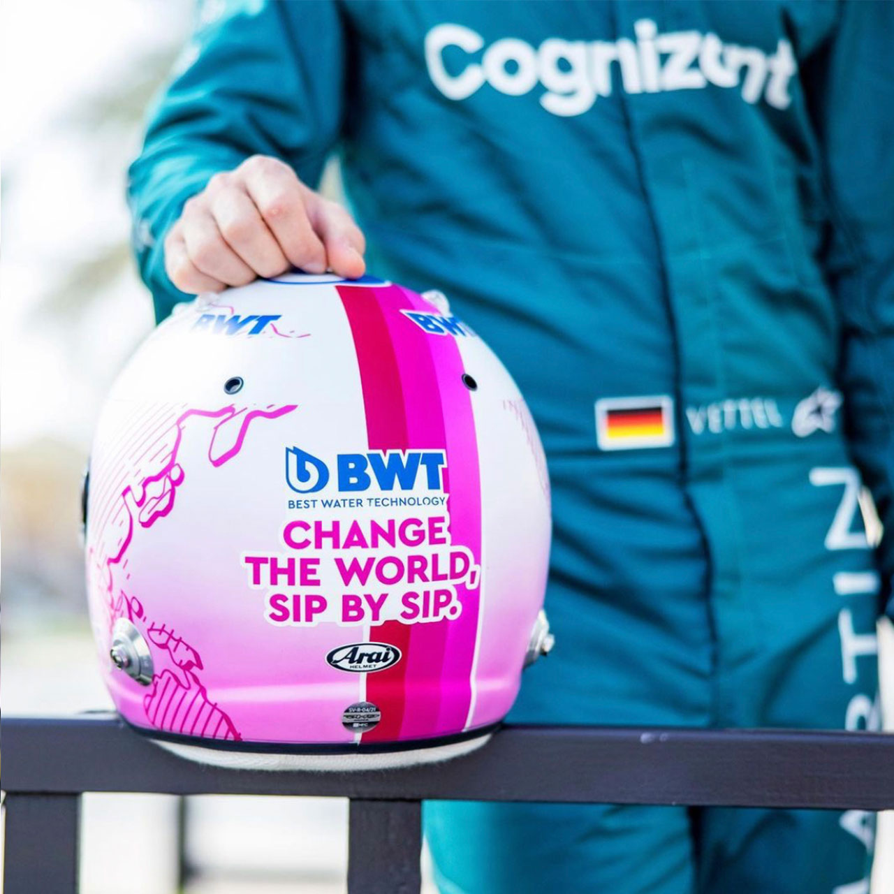 Sebastian Vettel, Ambassador BWT, Change the world, sip by sip, F1, casco, rosa, sport