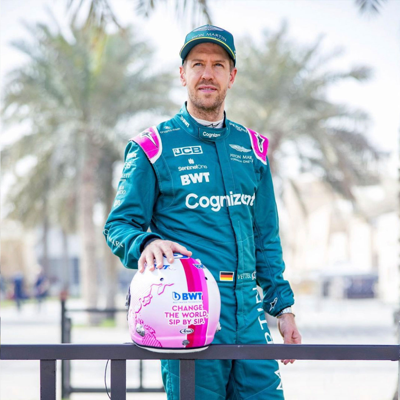 Sebastian Vettel, Ambassador BWT, Change the world, sip by sip, F1, casco, rosa, sport