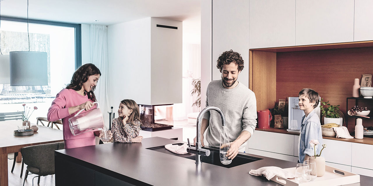 Familie trinkt BWT Wasser
