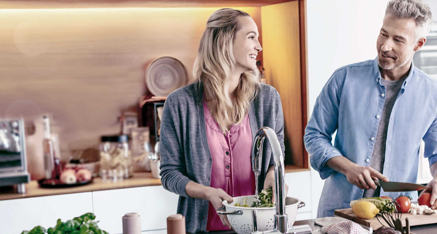 Pärchen kocht gemeinsam 