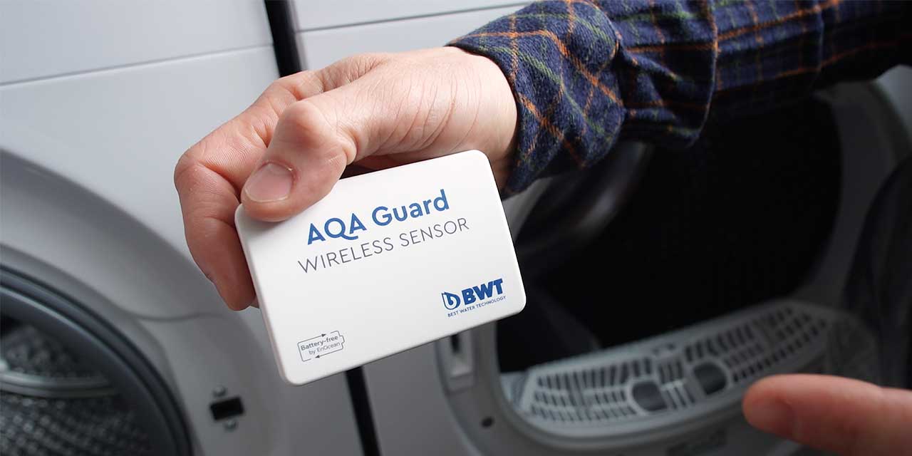 Rasmus viser vannalarmen Rikke og Rasmus fikk installert et kalkfilter for å få kalkfritt vann