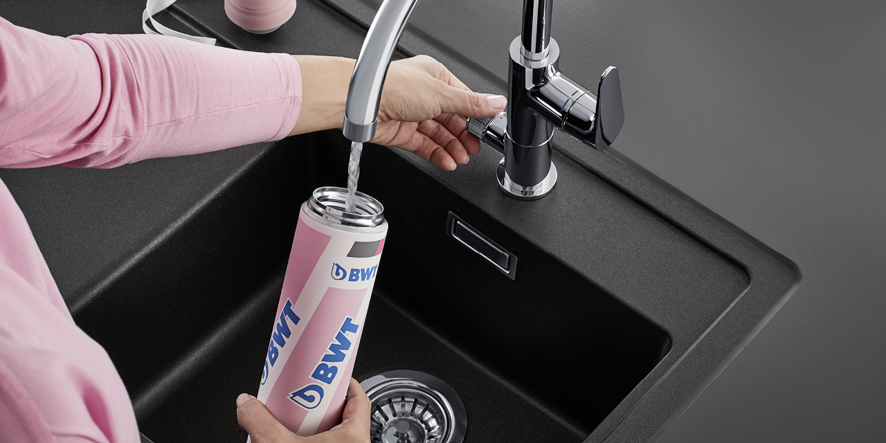 AQD-Pure_Urban_Karaffe-befuellen_RGB_1280x640