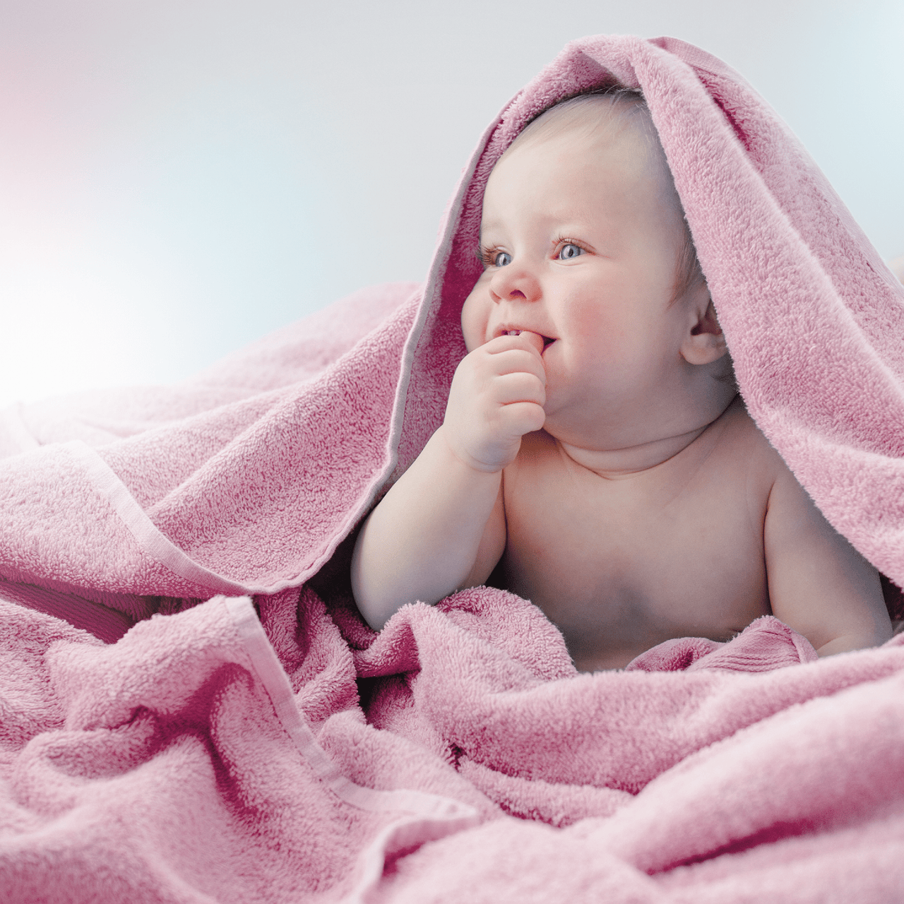 Baby im rosa Handtuch
