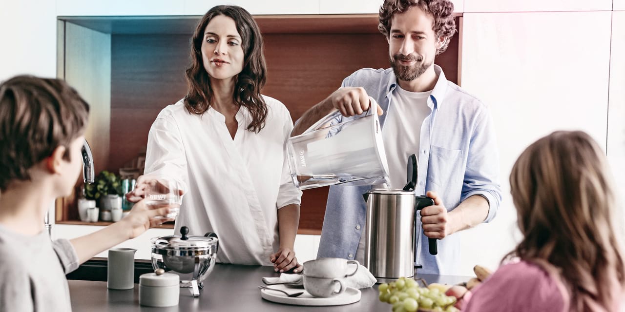 Mann mit Wasserkocher