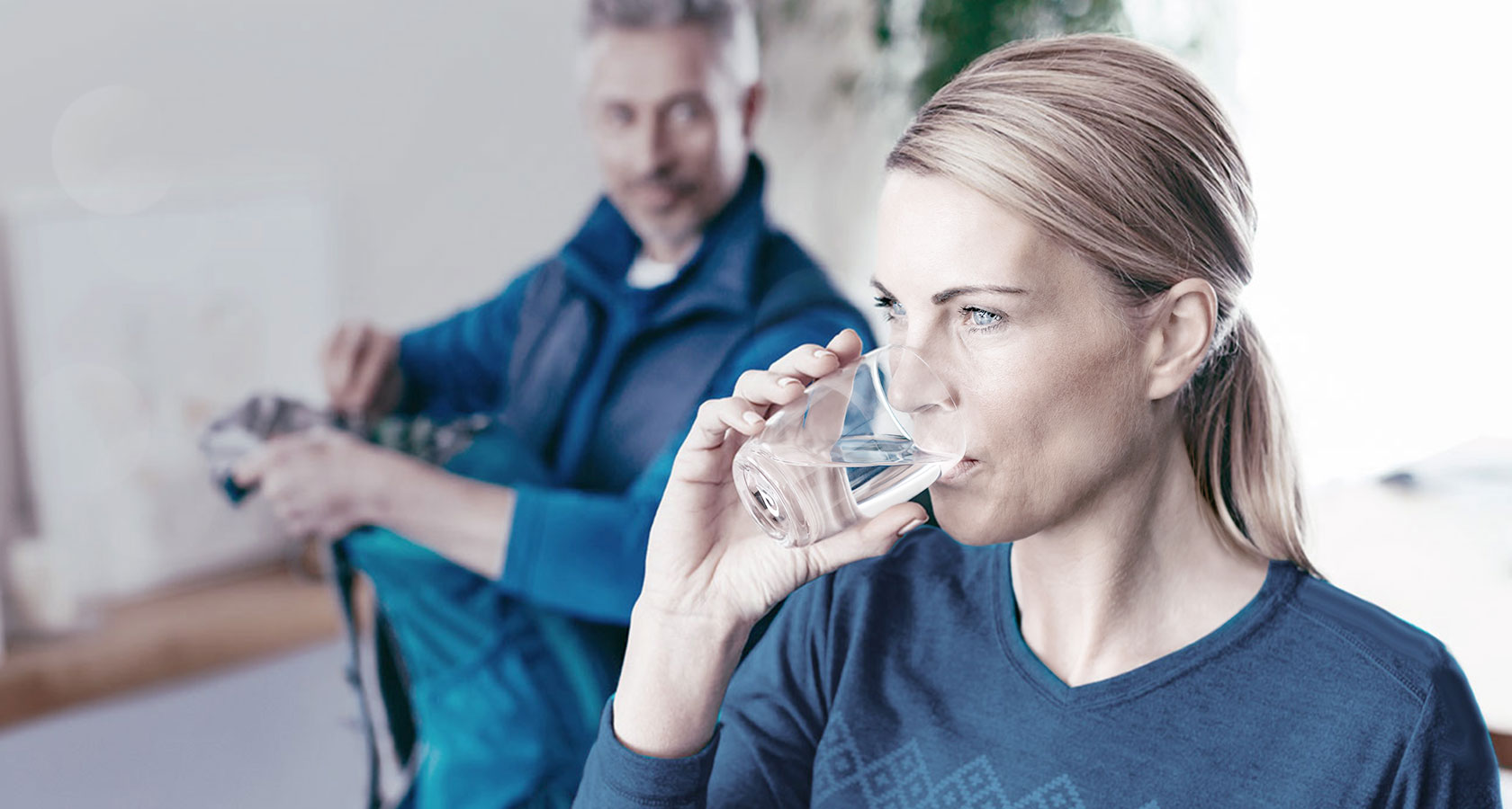 Frau genießt sauberes Wasser