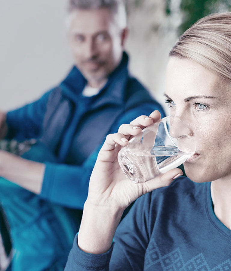Frau genießt sauberes Wasser