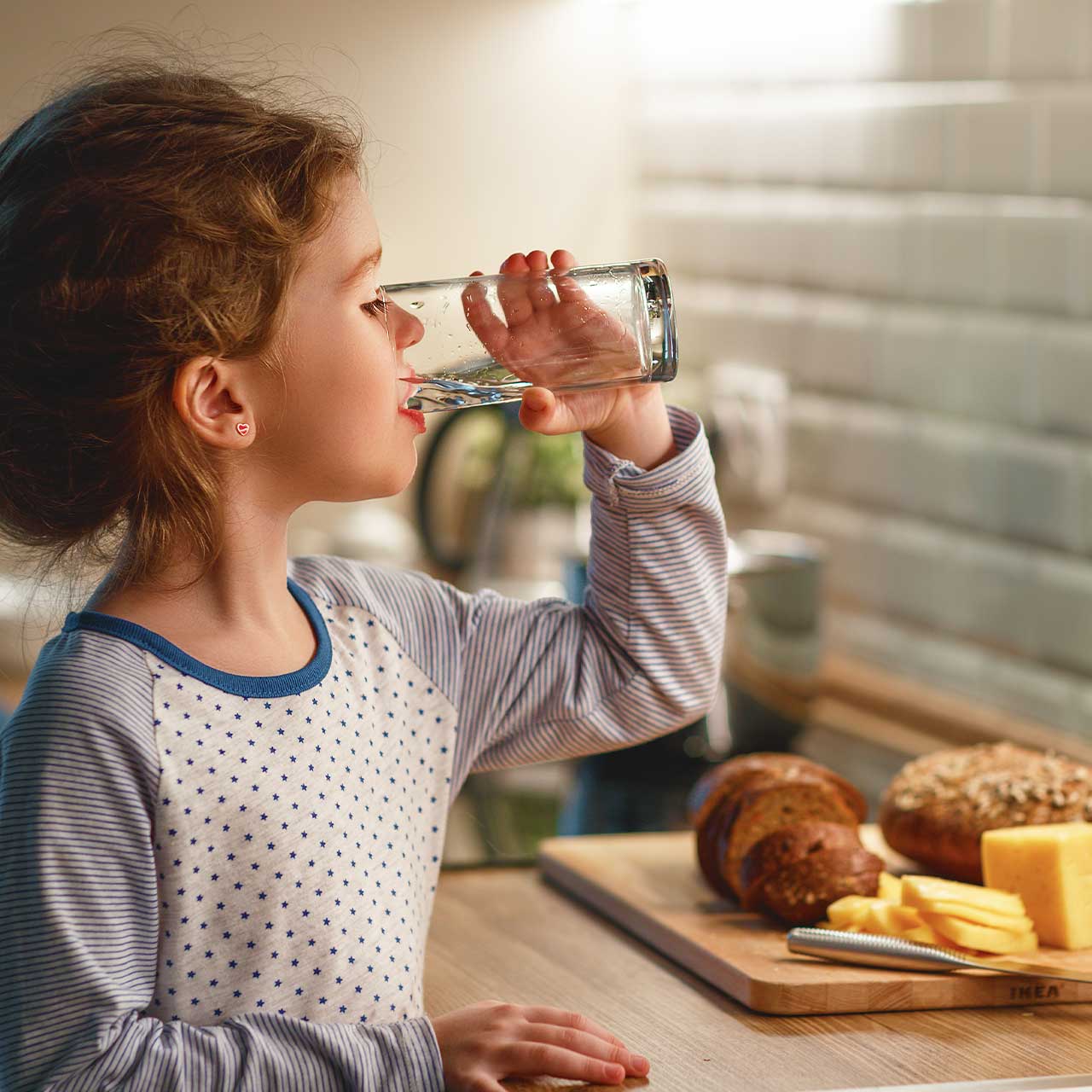 Sundt-drikkevand_pige-drikker