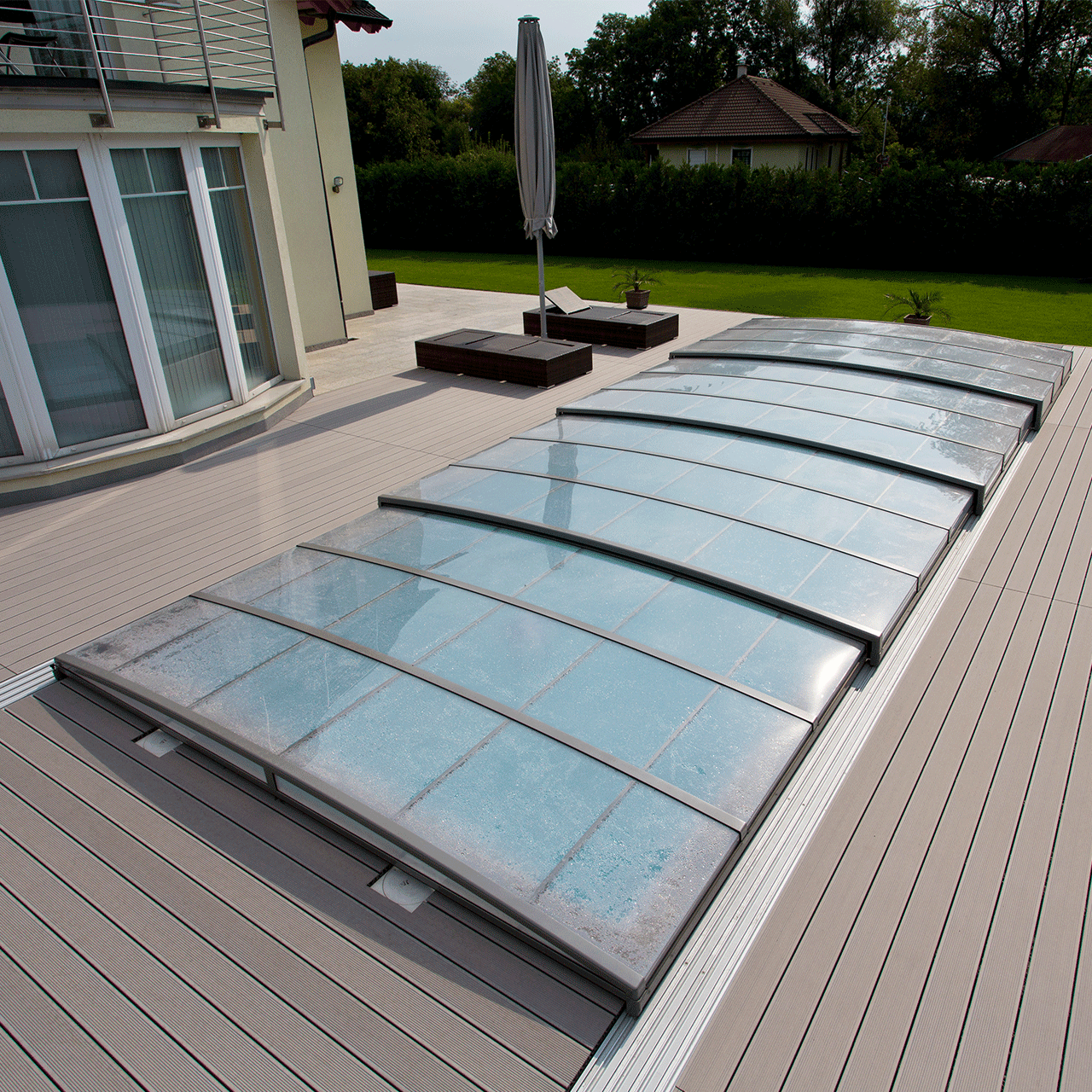 Glasoverdækning til din pool til haven fra BWT