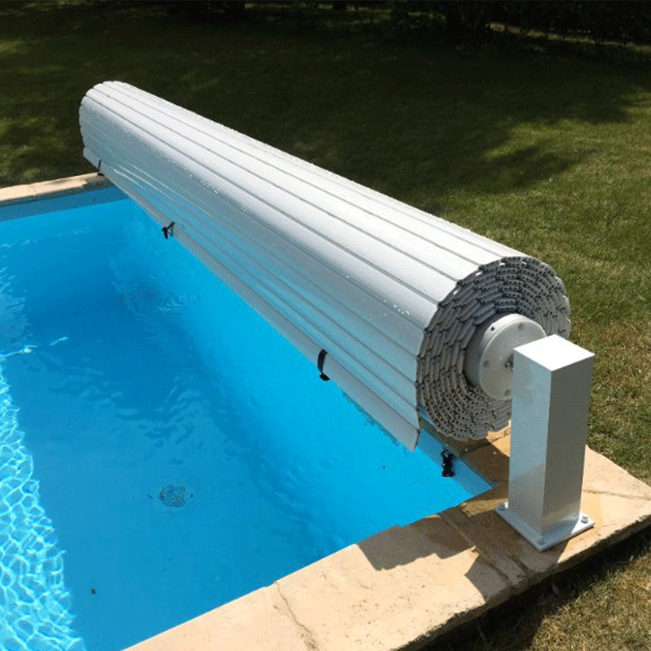 Lamelcover til pool over vandet fra BWT