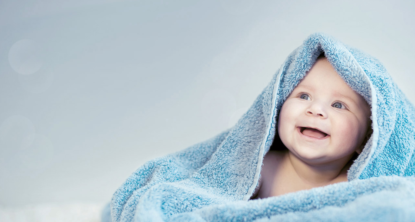 Baby eingewickelt in kuscheliger Decke